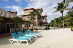 Sapphire Beach Resort, Ambergris Caye. Här bor det kanadensiska paret jag lärde känna på väg till Belize som jag nu var och hälsade på. En stund efter att jag anlänt dök dom upp.