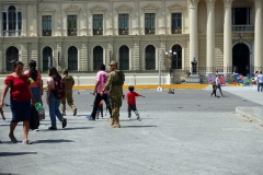 Salvadoranska armén patrullerar Gerardo Barrios Plaza, San Salvador.
