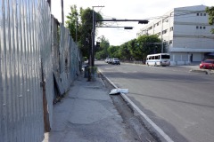 Gatuscen, San Salvador. Bakom staketet, Parque Simon Bolivar.
