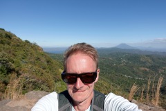 Stefan med Volcán de San Vicente (2182 m) i bakgrunden, Puerta del Diablo, Panchimalco, San Salvador.