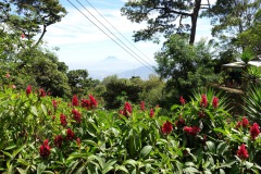 Utsikten mot Volcán de San Vicente under promenaden ner från Parque Nacional El Boquerón, Volcán San Salvador.