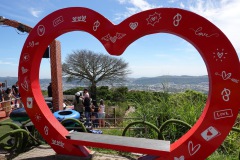 Folk i kö för att åka rutschbanan vid restaurang Picnic Steak House, San Salvador.