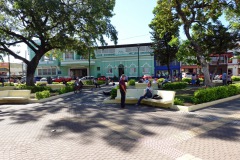Parque Libertad med Librería Central i bakgrunden, Santa Ana.