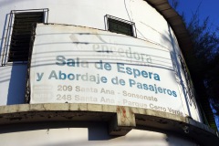 Skylten som markerar den lilla busstationen i Santa Ana med bussar till Parque Nacional Cerro Verde och Volcán Santa Ana.