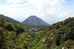 Volcán de Izalco (1950 m) från leden upp till toppen av Volcán Santa Ana.