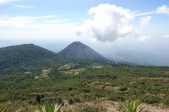 Volcán de Izalco (1950 m) från leden upp till toppen av Volcán Santa Ana.