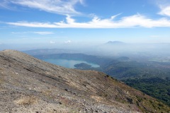 Lago de Coatepeque från toppen av Volcán Santa Ana (2381 m).