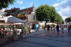 Gatuscen längs huvudgatan Bohaterów Monte Cassino, Sopot.