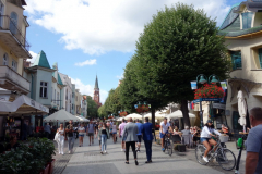 Gatuscen längs huvudgatan Bohaterów Monte Cassino, Sopot.