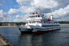 Passagerarfärja lägger till vid Sopot Pier.