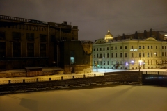 Utsikten i gryningen från mitt hotellrumsfönster över Mojka-kanalen, Sankt Petersburg.