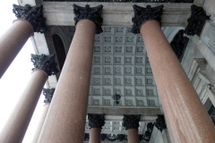 Några av de 48 enorma pelare som är tillverkade av finländsk pyterlahtigranit.  St. Isaac’s Cathedral, Sankt Petersburg.