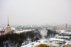 Utsikten från kolonnaden mot vinterpalatset och palatstorget, St. Isaac’s Cathedral, Sankt Petersburg.