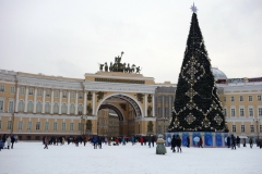 Julpyntat framför Generalstabsbyggnaden, Sankt Petersburg.