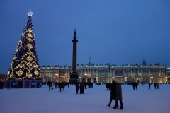 Alexanderkolonnen med Vinterpalatset i bakgrunden, Sankt Petersburg.