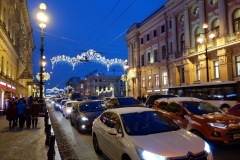 Promenad längs paradgatan Nevsky Prospekt, Sankt Petersburg.