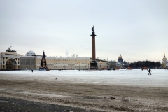 Palatstorget, Generalstabsbyggnaden, Alexanderkolonnen, julgranen, plogbilar, St. Isaac’s Cathedral och Amiralitetets torn  i samma bild, Sankt Petersburg.