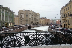 Vy österut längs Mojka-kanalen från bron Pevcheskiy Most, Sankt Petersburg.