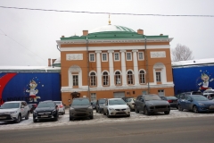 The main imperial stables med kvarlevor från fotbolls-vm 2018 på sidorna, Sankt Petersburg.