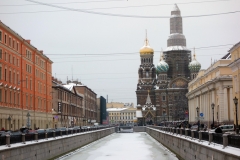 Griboyedov-kanalen med Uppståndelsekyrkani bakgrunden, Sankt Petersburg.