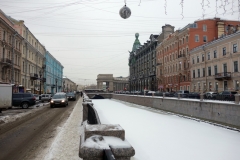 Griboyedov-kanalen med en del av Singer-byggnaden och en del av Kazankatedralen i bakgrunden, Sankt Petersburg.