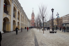 Gostiny Dvor med City Duma i bakgrunden längs Nevsky Prospekt, Sankt Petersburg.