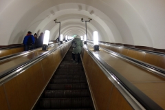 En av de många långa rulltrapporna, metron, Sankt Petersburg.