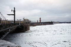 Palatsbron och Strelka med Rostral Columns och en del av det gamla börshuset, Sankt Petersburg.