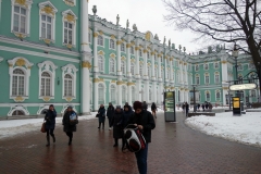 På väg in till Eremitaget, Vinterpalatsets innergård, Sankt Petersburg.