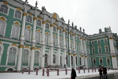 På väg in till Eremitaget, Vinterpalatsets innergård, Sankt Petersburg.