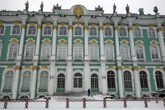 På väg in till Eremitaget, Vinterpalatsets innergård, Sankt Petersburg.