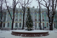 På väg in till Eremitaget, Vinterpalatsets innergård, Sankt Petersburg.
