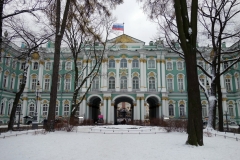 På väg in till Eremitaget, Vinterpalatsets innergård, Sankt Petersburg.