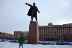 Stefan på Moskvatorget med Lenin-statyn och House of Soviets i bakgrunden, Sankt Petersburg.