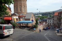 Innan avfärd i morse utanför Envoy Hostel med dagens färdmedel till vänster i bild, Tbilisi.