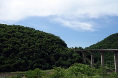 Bron vid Ananuri-fortet.