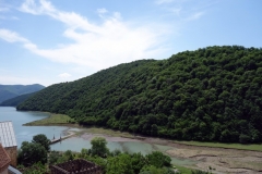 Den vackra naturen vid Ananuri-fortet.