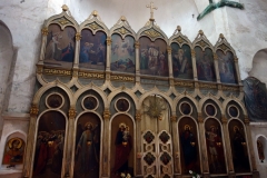 Interiören i den ena kyrkan i Ananuri-fortet.