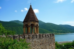 Del av Ananuri-fortet. med Zhinvali-reservoaren i bakgrunden.