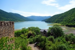Del av Ananuri-fortet. med Zhinvali-reservoaren i bakgrunden.
