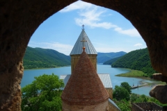 Del av Ananuri-fortet. med Zhinvali-reservoaren i bakgrunden.