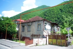 Slitet bostadshus längs Georgian Military Highway.