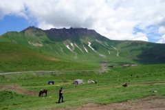 Kaukasus-bergen längs Georgian Military Highway.