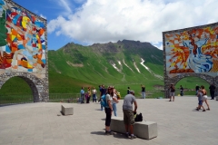 Russian Friendship Monument längs Georgian Military Highway mellan Gudauri och Jvari Pass.