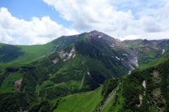 Kaukasus-bergen vid Russian Friendship Monument.