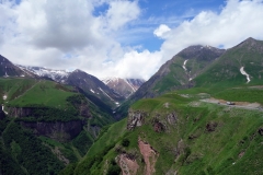 Kaukasus-bergen och en del av Georgian Military Highway vid Russian Friendship Monument.