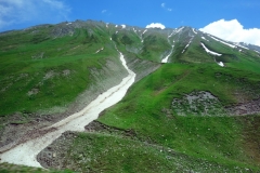 Kaukasus-bergen vid Jvari Pass.