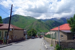 Byn Stepantsminda i Kaukasus-bergen vid ryska gränsen.