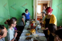 Katie berättar om de traditionella georgiska maträtterna vi ska prova, Stepantsminda.