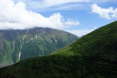 Utsikt över Kaukasus-bergen från Gergeti Trinity-kyrkan.